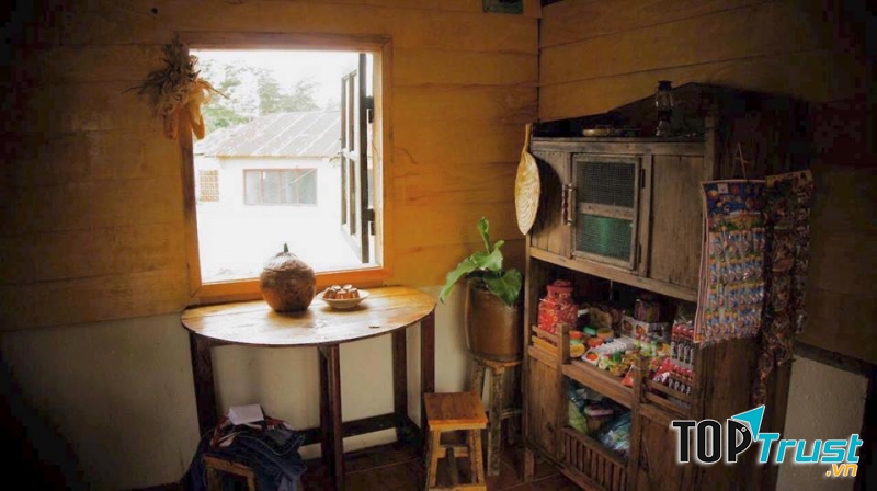 Từng ngóc ngách của quán đều được bài trí tỉ mỉ, đơn giản nhưng mang cả bầu trời tuổi thơ