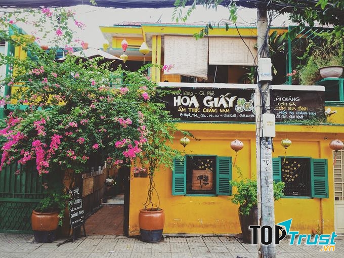 Không gian ngoài của tiệm