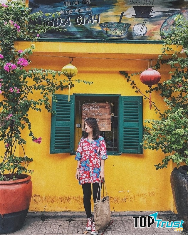 Tiệm cà phê Hoa Giấy