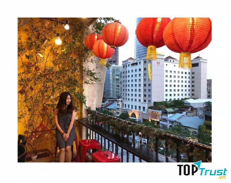 The Letter ﻿là một trong những quán café tông vàng xinh xắn nổi tiếng đối với các tín đồ sống ảo tại Sài Gòn