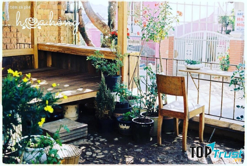 Tiệm hấp dẫn du khách bởi cách bày trí tinh tế, lấy hoa hồng làm điểm nhấn