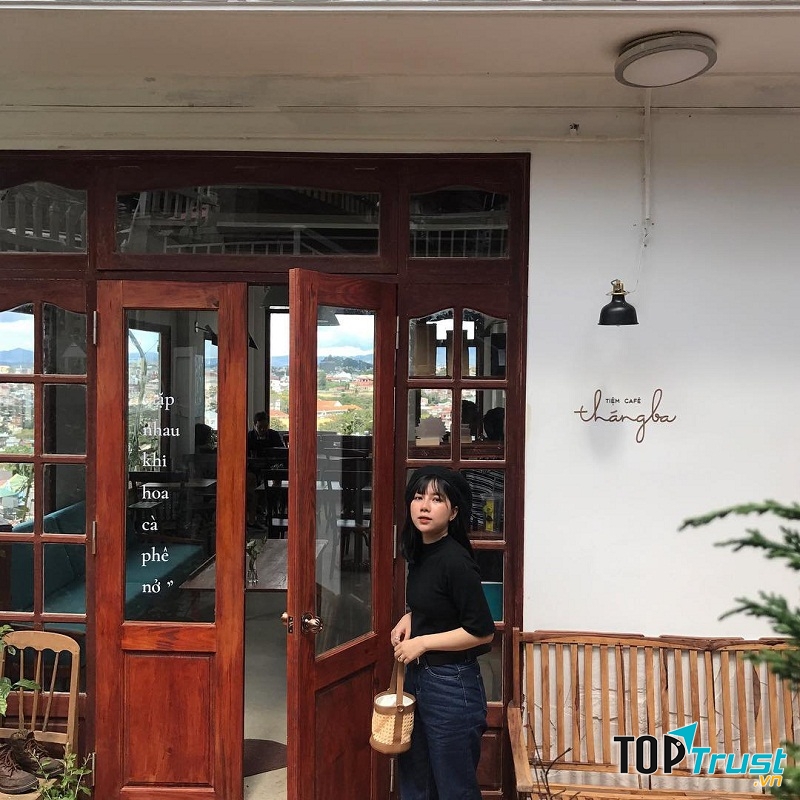 Đồ nội thất trong quán chủ yếu là đồ gỗ thô mộc mang lại cảm giác giản dị mà tinh tế.