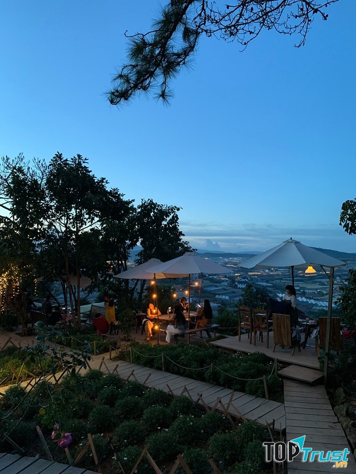 Nằm bên trong một homestay kiểu nhà xưa lợp mái tôn cũ kỹ theo phong cách thập niên “hồi đó”, tiệm cà phê Túi Mơ To níu chân người thích hoài niệm mỗi khi đi Đà Lạt