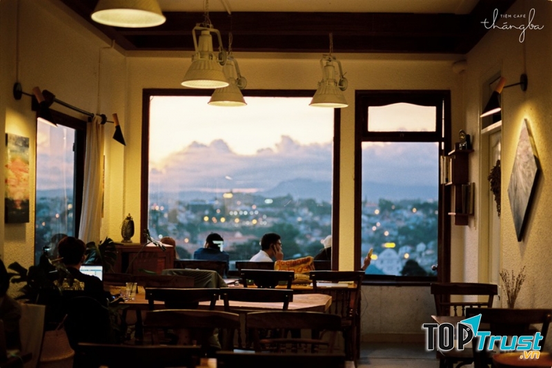 Buổi sớm ở Tiệm cafe Tháng Ba, những bản nhạc jazz nhẹ nhẹ vang, phía ngoài cửa vẫn còn tiếng chim cùng tiếng chổi quét lá rơi xào xạc
