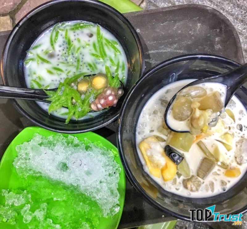 Những bát chè ngập màu sắc tại tiệm chè cô Bình