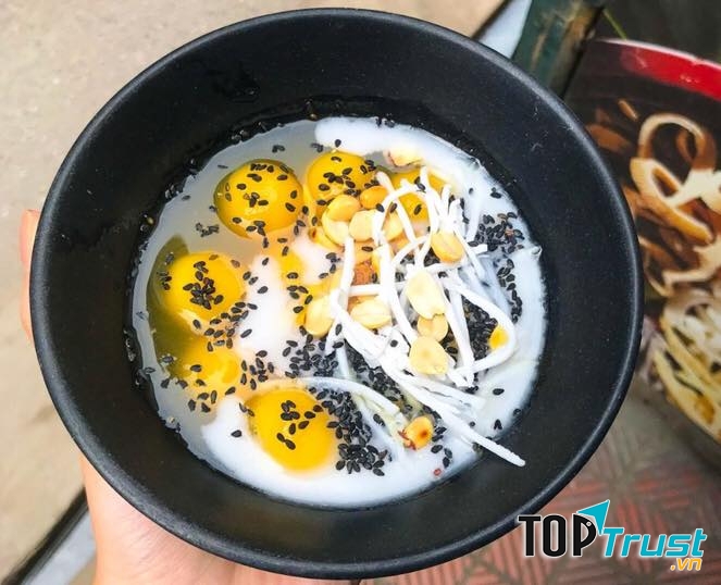 Nơi này không quá rộng rãi, không trang trí quá đặc sắc nhưng chất lượng chè thì không chề vào đâu được.