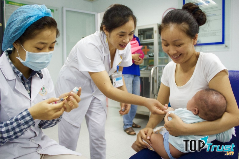 ﻿Để chuẩn bị cho mũi vắc xin tiêm chủng “đầu đời”, tất cả các trẻ sơ sinh đều được khám sàng lọc trước tiêm.