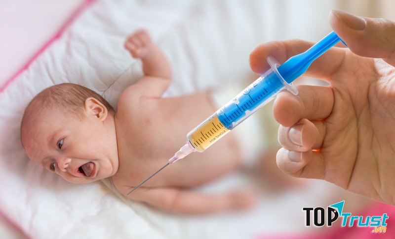 Sau tiêm bé tiếp tục được theo dõi: nhịp thở đều, môi hồng…