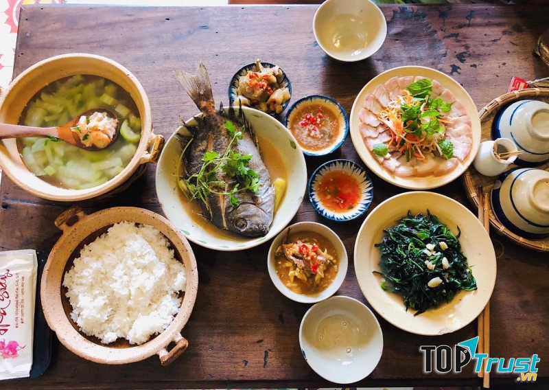Tiệm Cơm Cafe Hoa Giấy