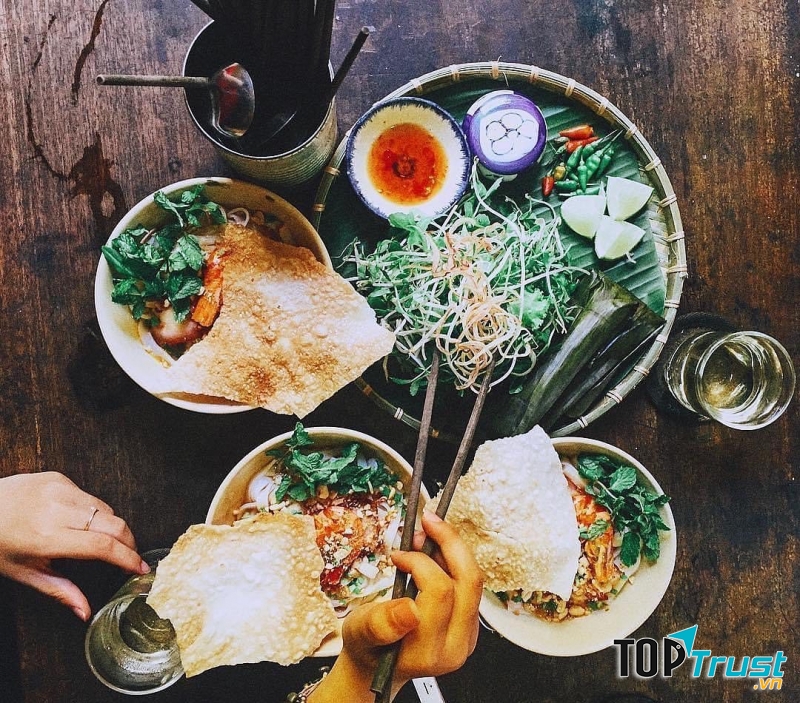 Tiệm Cơm Cafe Hoa Giấy