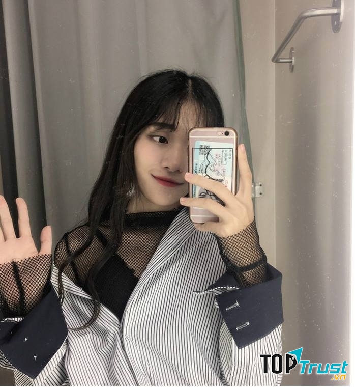 Áo lưới kết hợp cùng sơ mi tạo lên sự phá cách cho các cô nàng