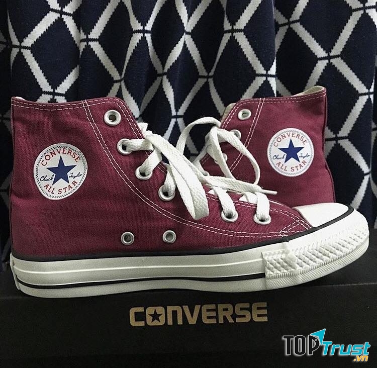 Giày Converse.