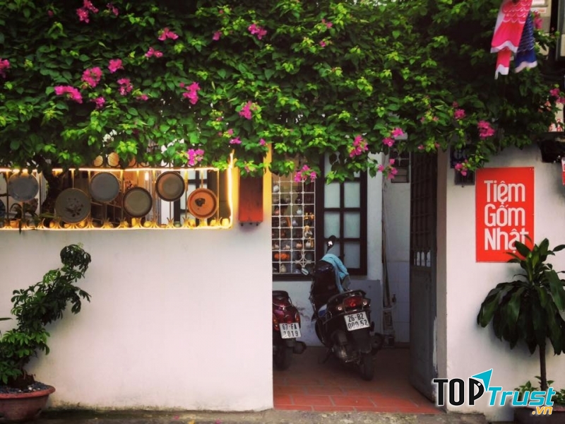 Bên ngoài cửa hàng Tiệm Gốm.