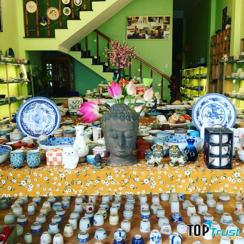 Tiệm gốm Khúc Thụy Du