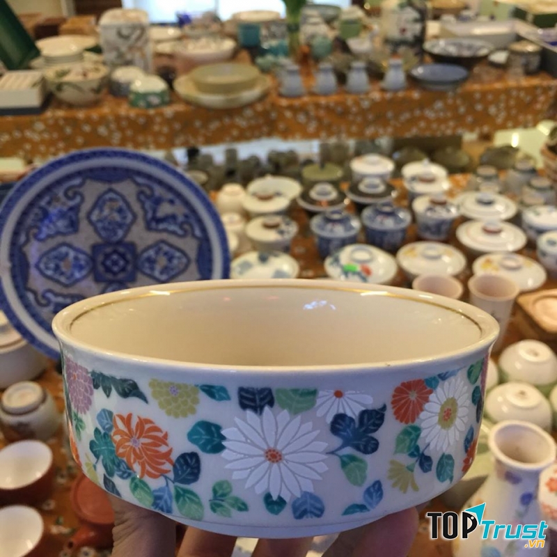 Tiệm gốm Khúc Thụy Du