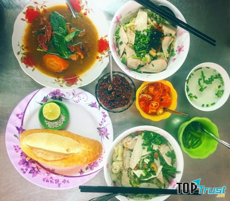 Tiệm hoành thánh Vĩnh Lợi chuyên các món Hoa giá rẻ, menu đa dạng phong phú