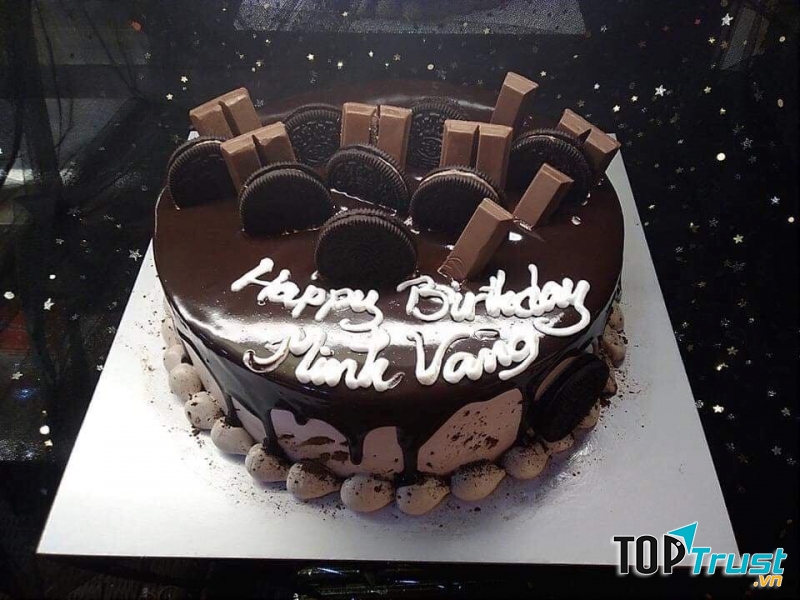 Quán phục vụ nhiều loại bánh cho những dịp đặc biệt khác nhau như bánh sinh nhật, bánh tiramisu, bánh mouse hay cả bánh cưới.