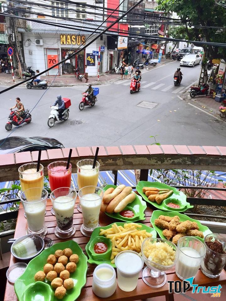 Sữa chua và đồ ăn vặt