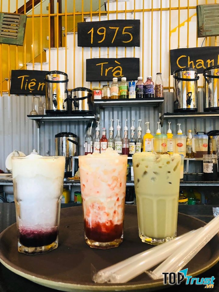 Không chỉ có trà chanh, quán còn có nhiều loại thức uống khác như trà kiwi, trà đào, trà sữa và cả các món ăn vặt như chân gà sả tắc, khô gà phục vụ nhu cầu của khách hàng.