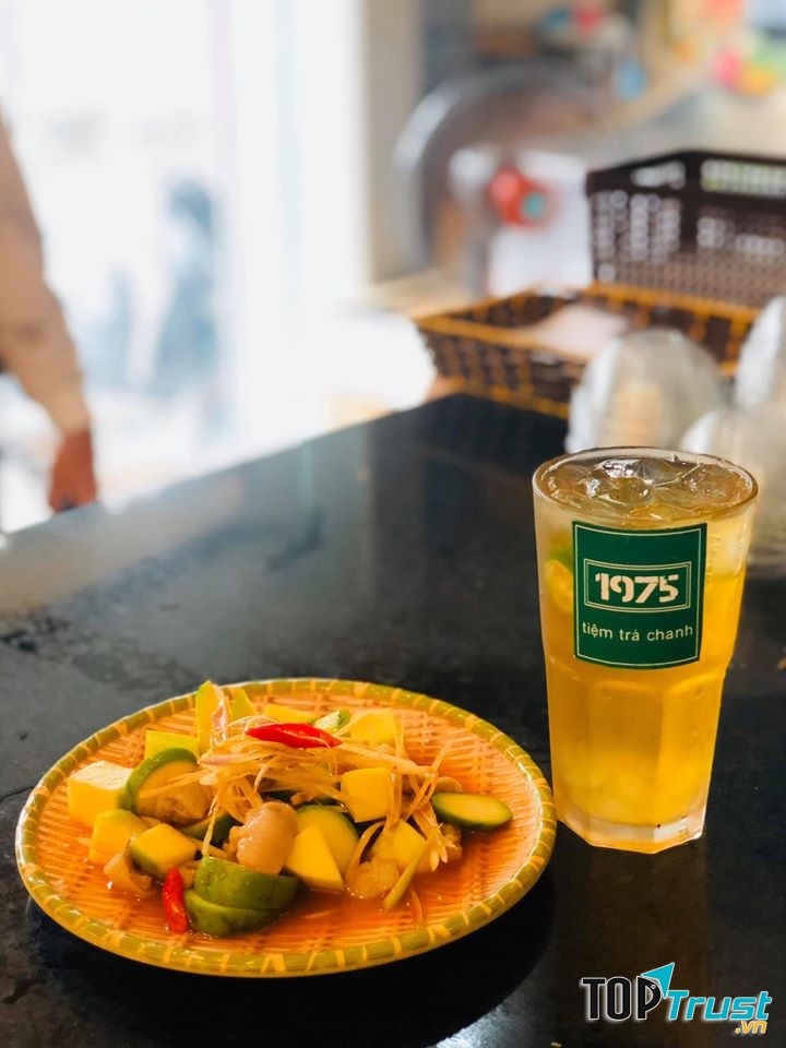 Tiệm Trà Chanh 1975 là một quán thức uống chất lượng mà giá lại khá phù hợp với học sinh, sinh viên