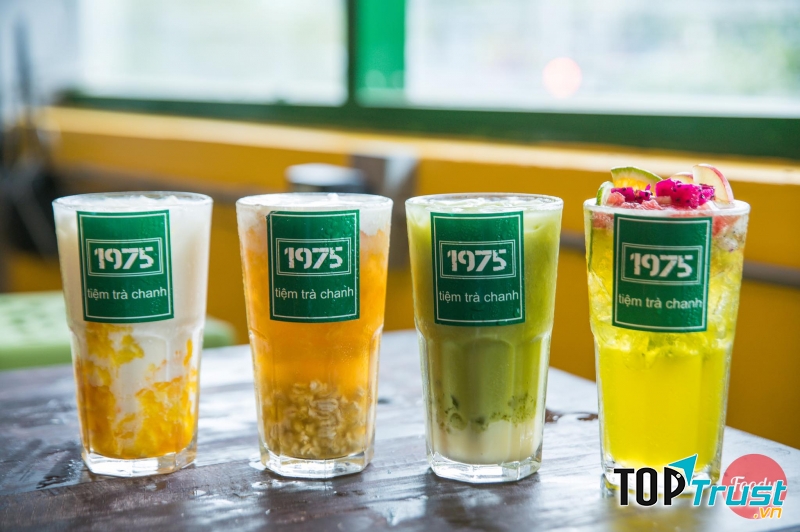 Menu phong phú của Tiệm trà chanh 1975