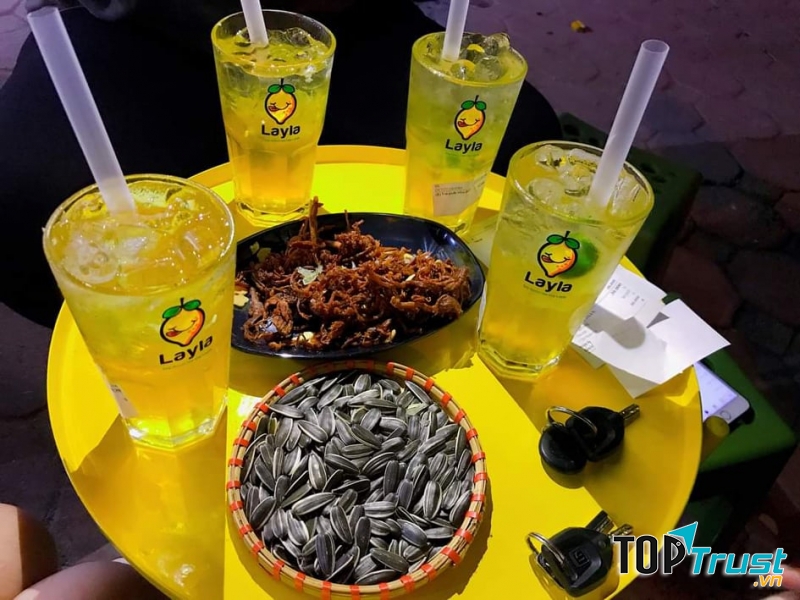 Uống trà chanh và ăn vặt cùng Layla