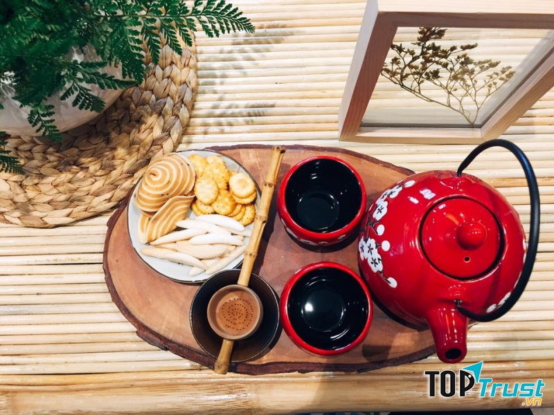 Trà có hương thơm, có thể hơi đăng đắng lúc đầu, nhưng hậu vị lại ngọt thanh, uống trà và ăn kèm cùng bánh thì thật tuyệt vời