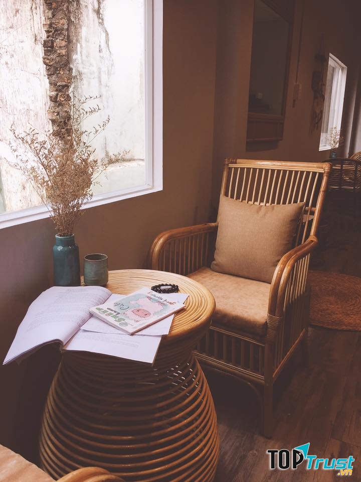 Với không gian yên tĩnh này, quán rất thích hợp để tâm sự, học tập, đọc sách,.