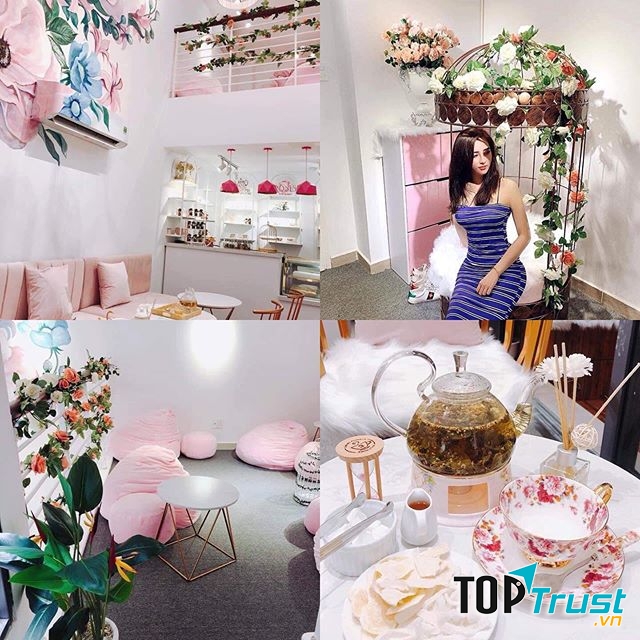 Quán được trang trí với tông hồng chủ đạo, kèm với đó là những nhành hoa hồng muôn sắc.