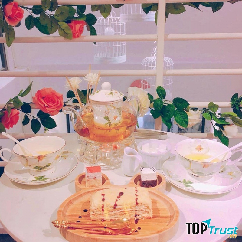 Róses Tea House có một vẻ đẹp rất lãng mạn, thơ mộng, cổ tích