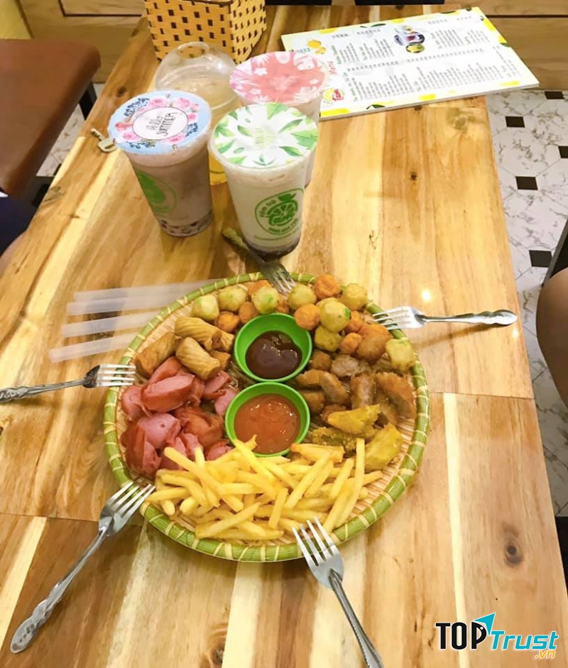 Món ăn vặt cũng được chuẩn bị và chế biến rất công phu như mẹt đồ rán, chân gà sả ớt
