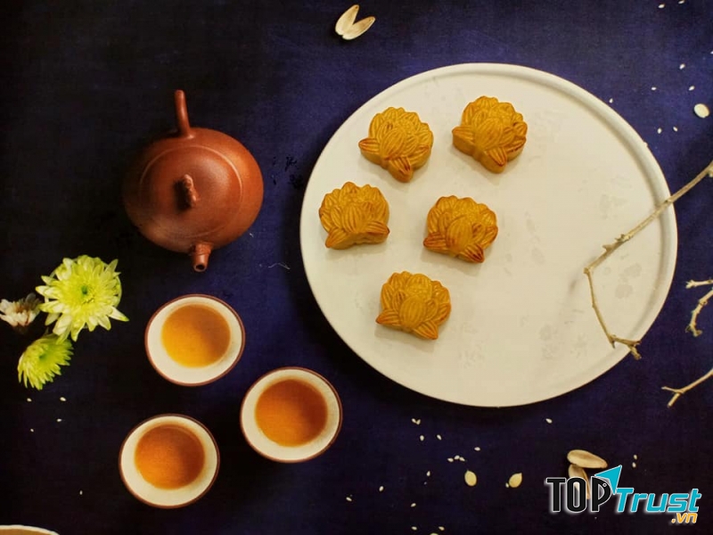 Bánh Trung thu của Tiệm Trà Tiên Hưởng không quá ngọt, phù hợp với nhu cầu của đa số khách hàng, đặc biệt là các khách hàng kiêng ngọt