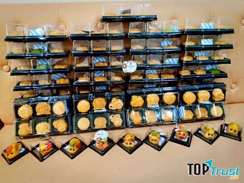 Tiệm Trà Tiên Hưởng còn sáng tạo thêm các loại hình thù độc đáo với hình ảnh, màu sắc đầy đủ các kích cỡ như bánh mô phỏng con thỏ, bánh hình con lợn, hoa sen…