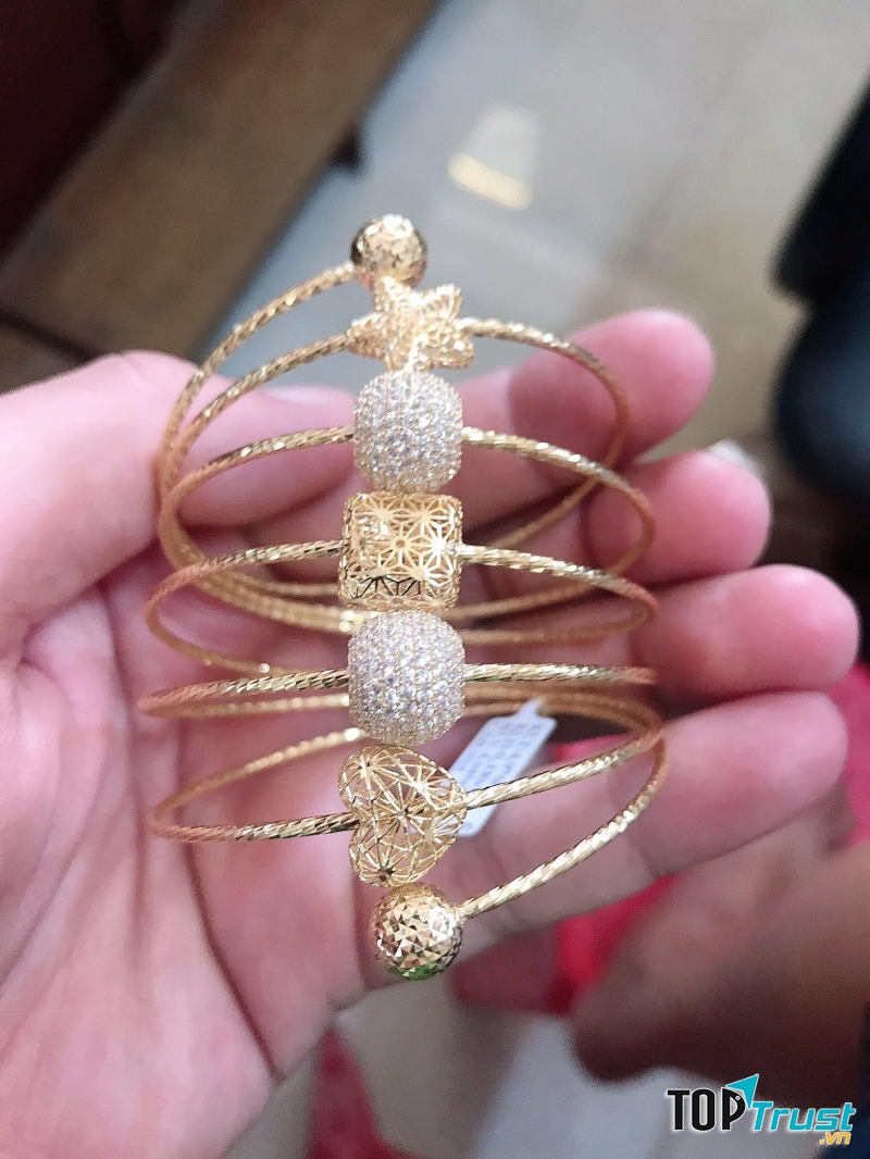 Mẫu vòng lò xo tại tiệm vàng Hồng Hải Sơn