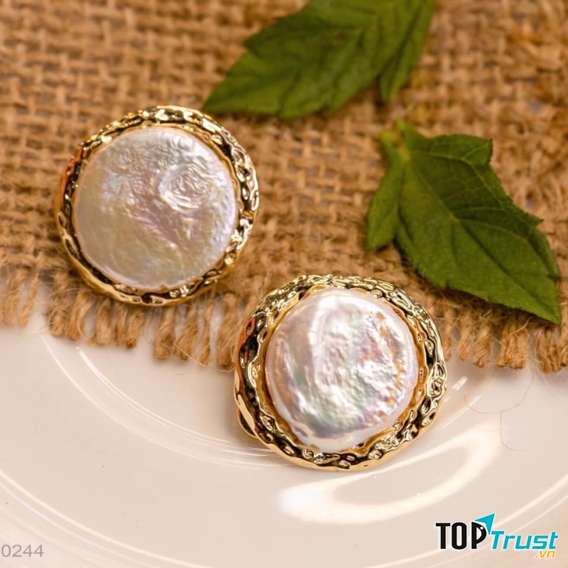 Trang sức tại tiệm vàng Phú Nguyên