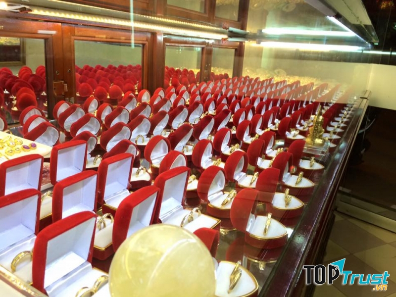 Trang sức tại tiệm vàng Quý Tùng