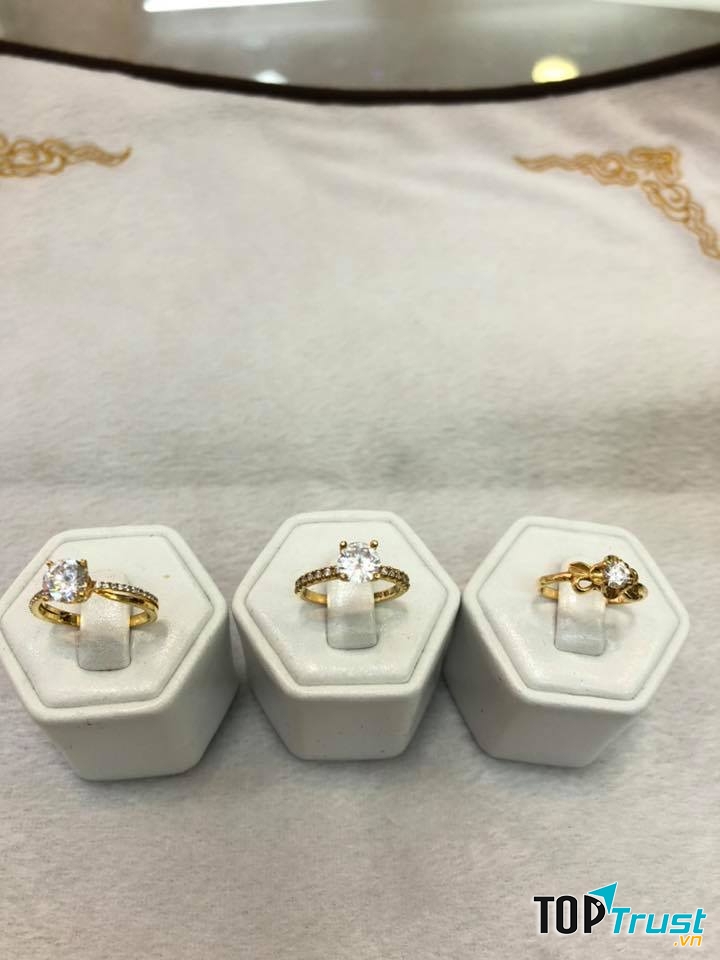 Trang sức tại tiệm vàng Quý Tùng