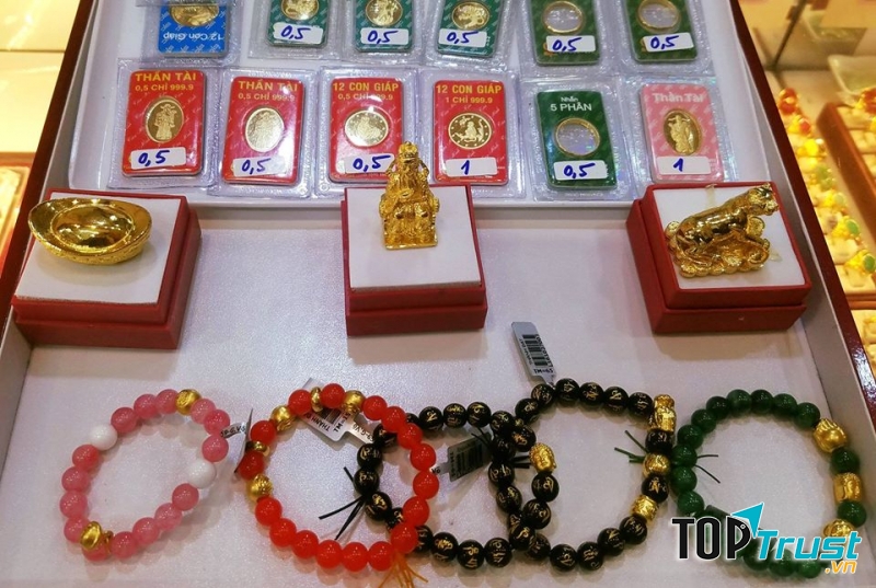 Trang sức tại tiệm vàng Thành Đạt