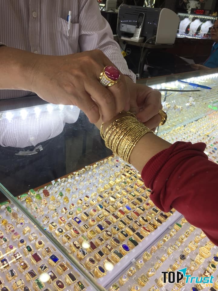 Tiệm vàng Tín Đức