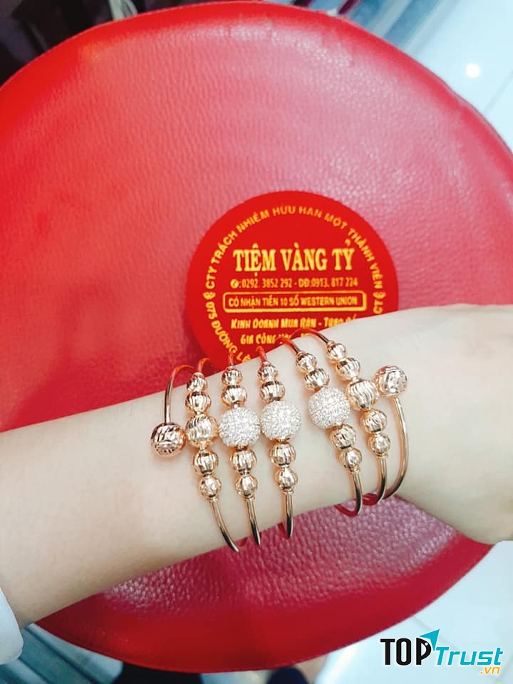 Nữ trang tại tiệm vàng Vương Tỷ 2