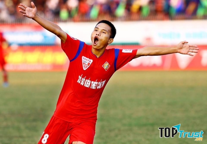 Tiền đạo Lê Văn Thắng, số áo 12