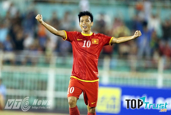 Tiền đạo Nguyễn Văn Quyết, số áo 10