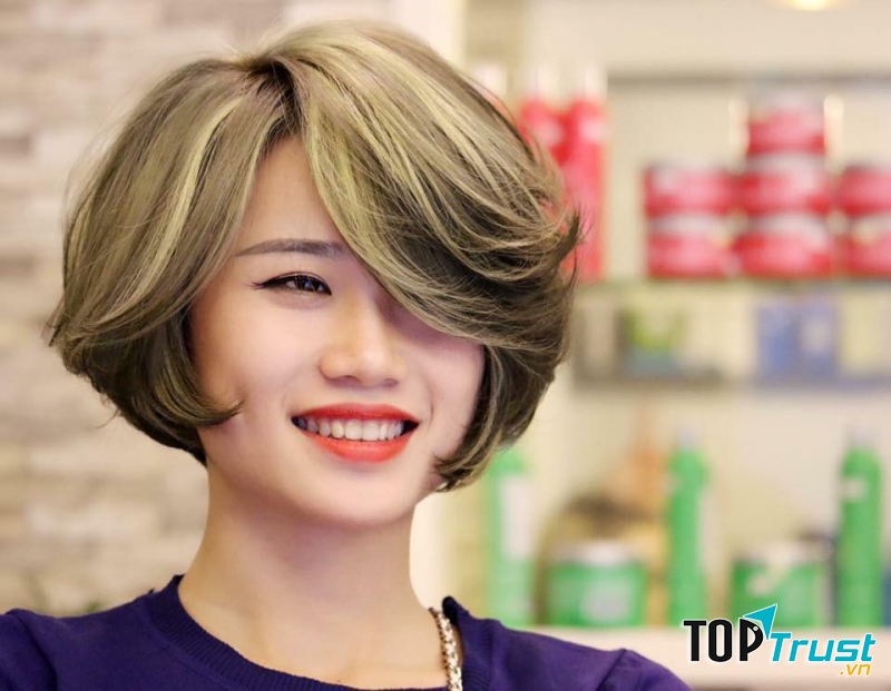 Tại Tiến Hợi Hair Salon, mái tóc của bạn sẽ được chăm sóc bởi những đôi tay khéo léo của những thợ lành nghề cùng đội ngũ nhân viên trẻ, nhiệt tình, chuyên nghiệp