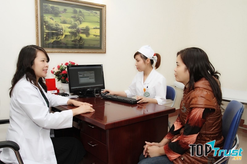 Bác sĩ Nguyễn Thị Thu Hoài thăm khám cho bệnh nhân