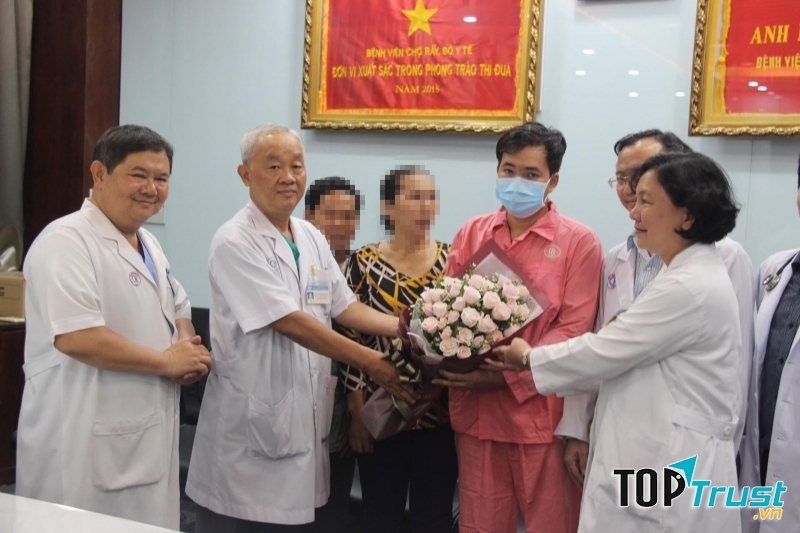 Các bác sĩ của Bệnh viện Chợ Rẫy tặng hoa mừng bệnh nhân ra viện