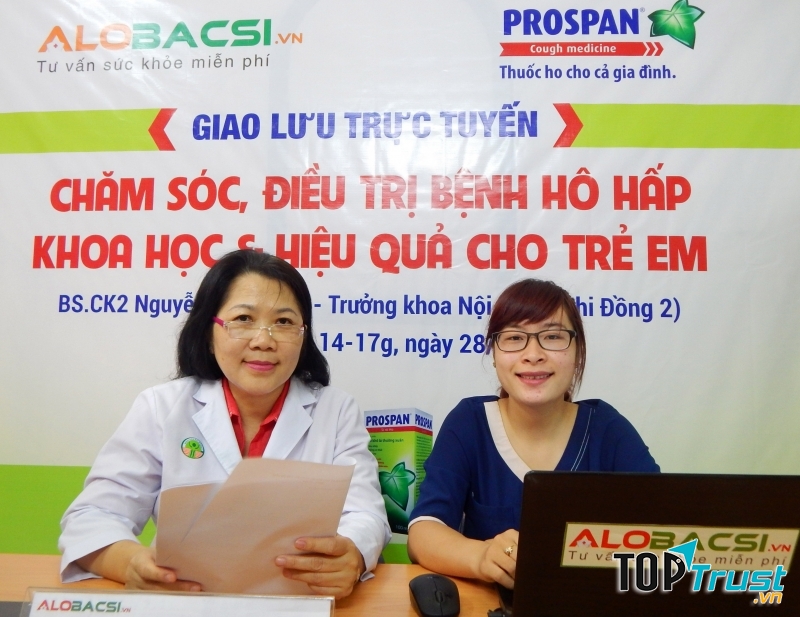 Bác sĩ Hoa (áo trắng) trong một buổi giao lưu trực tuyến