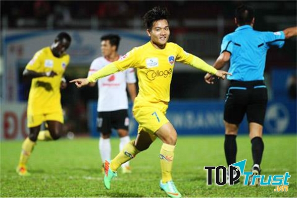 Tiền vệ Đinh Thanh Trung, số áo 16