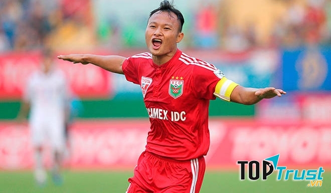 Tiền vệ Nguyễn Trọng Hoàng, số áo 8