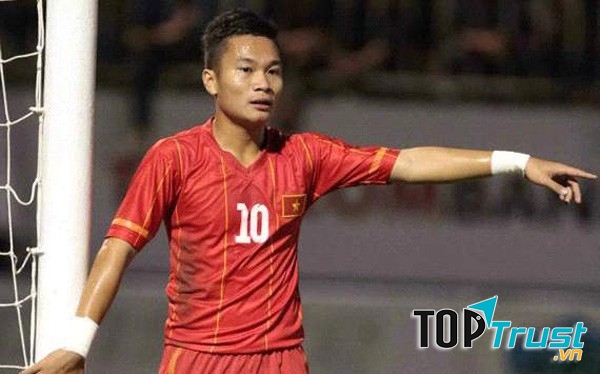 Tiền vệ Trần Phi Sơn, số áo 20