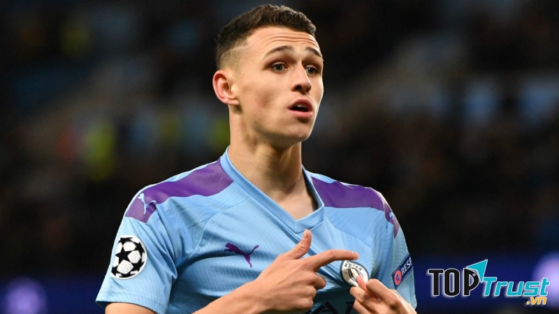 Tiền vệ trung tâm: Phil Foden (2000)